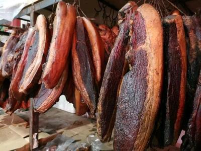 传统与现代的交融 贵州腊肉香肠与电子产品的独特组合